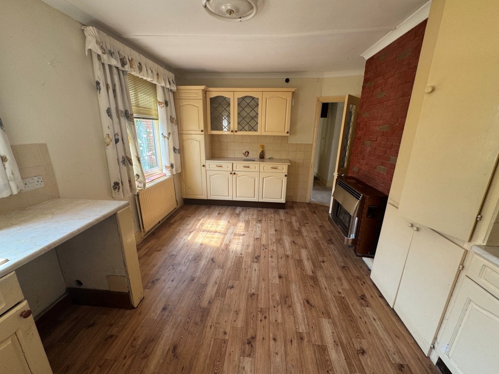 Lot: 94 - TWO-BEDROOM BUNGALOW WITH GARAGE AND PARKING - Kitchen - dining room alternative view